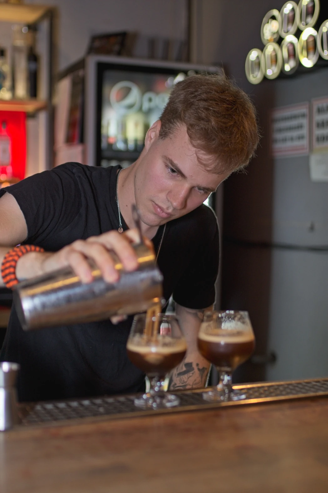 Barman serwujący koktajle