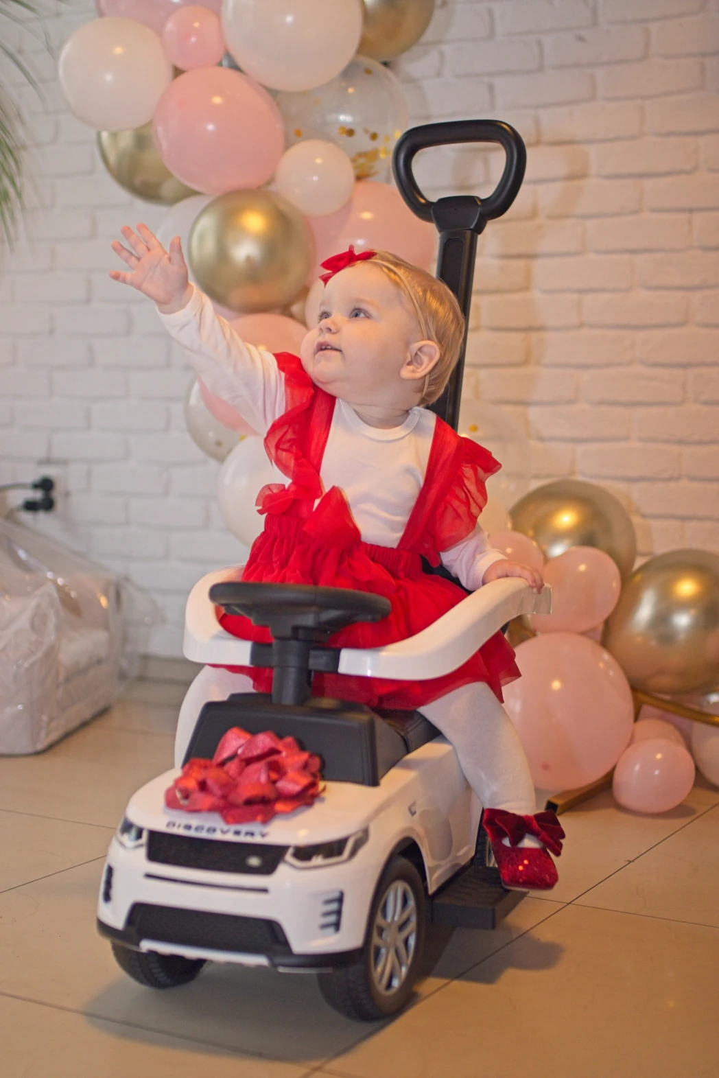 Małe dziecko na swoich pierwszych urodzinach