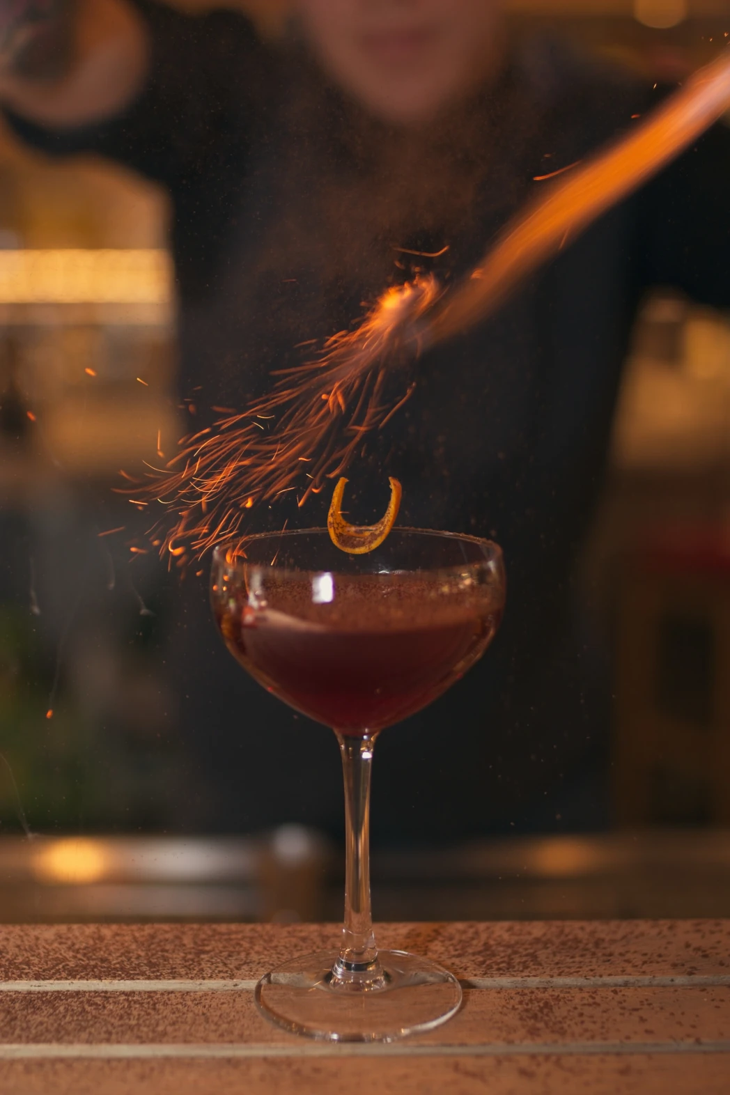 Koktajl podpalany przez barmana