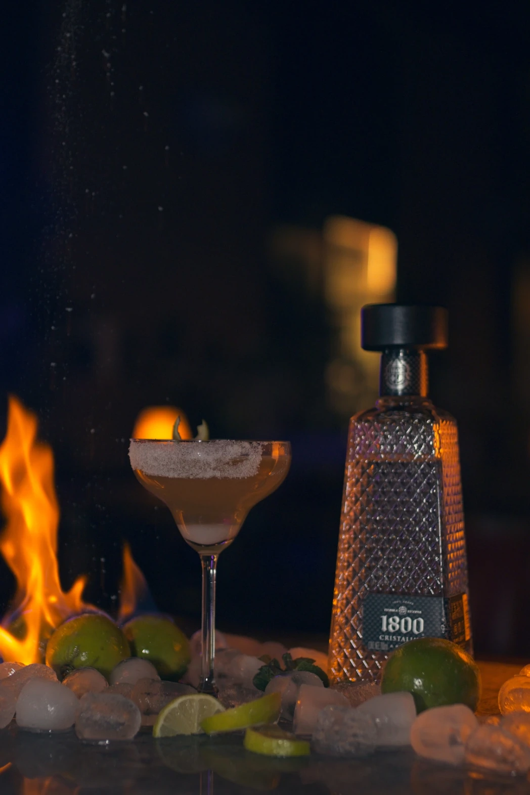 Koktajl z limonkami stojący w płomieniach