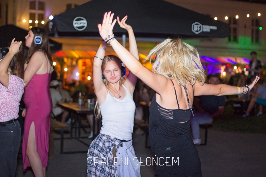 Ludzie tańczący na disco