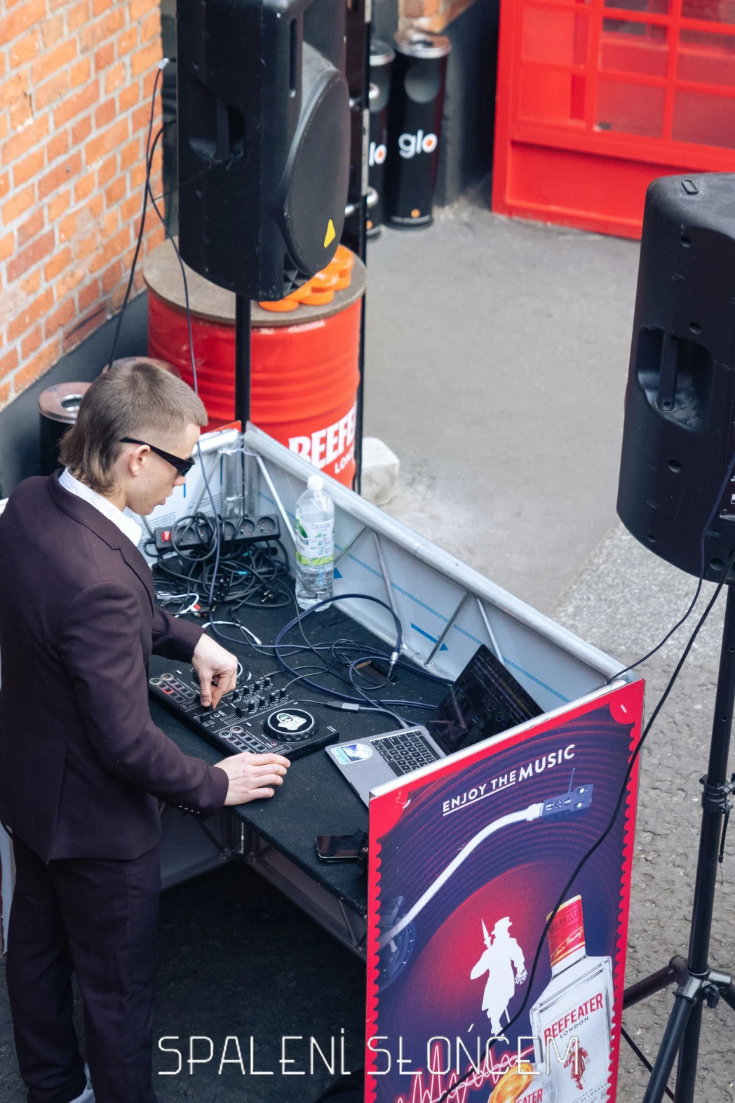 DJ stojący za konsoletą