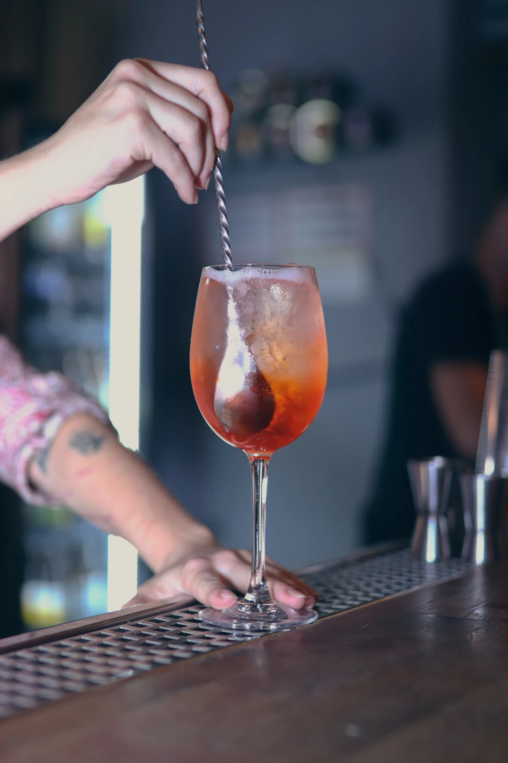 Koktajl podczas mieszania przez barmankę