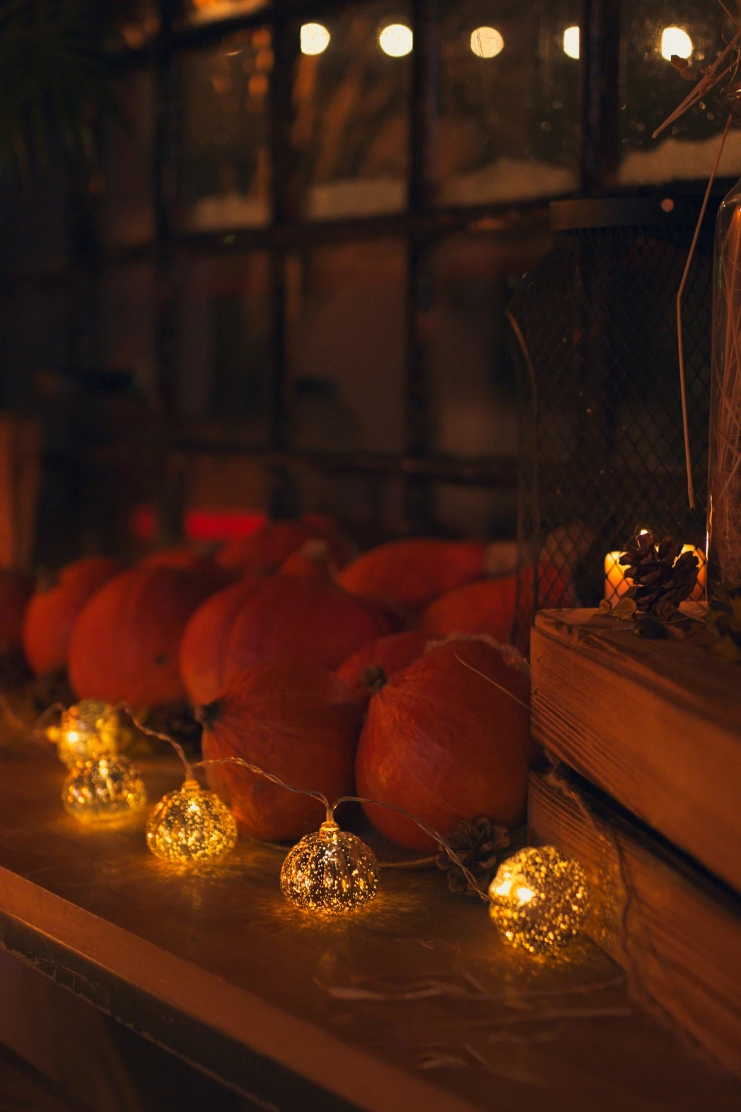 Dynie stojące na oknie, ozdoby na halloween