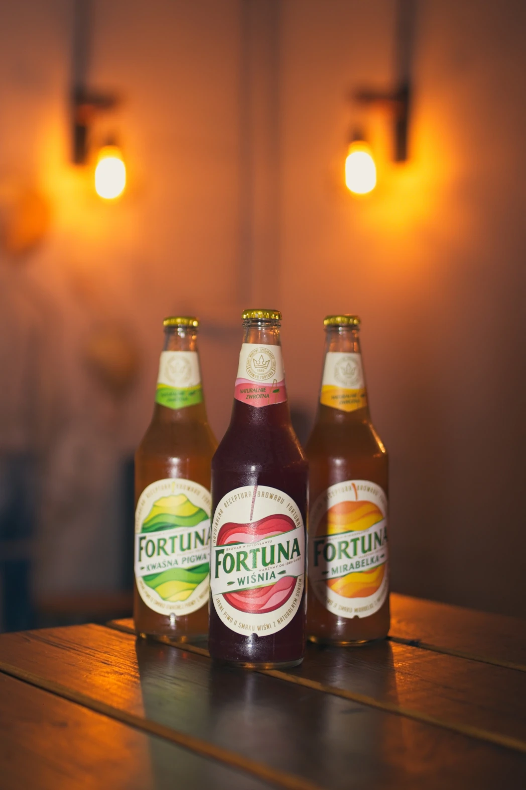 Butelki piwa na stoliku