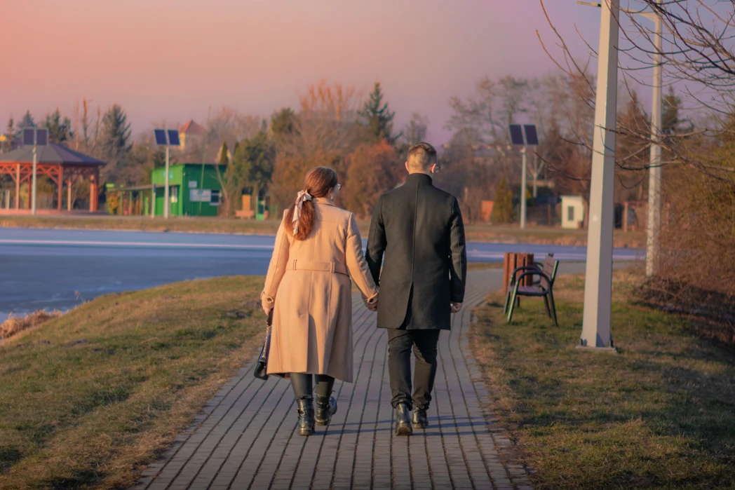 Para spacerująca nad wodą