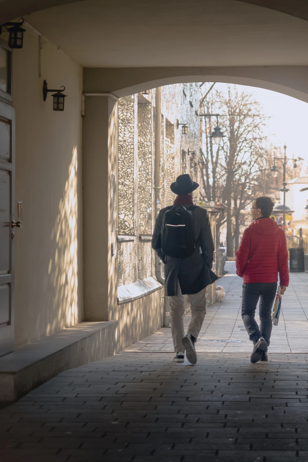 Mężczyźni spacerujący przez pasaż