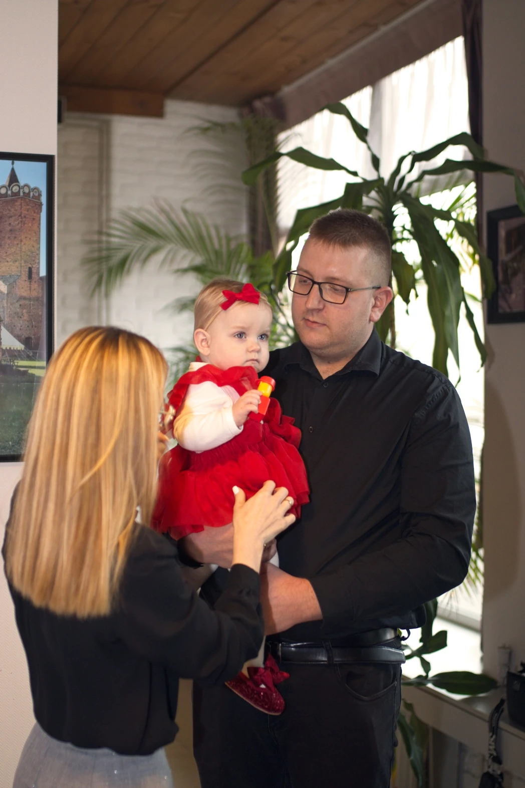 Rodzice z dzieckiem na jego pierwszych urodzinach