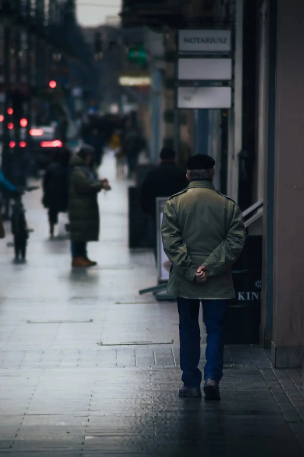 Fotografia uliczna seniora na ul. Piotrkowskiej