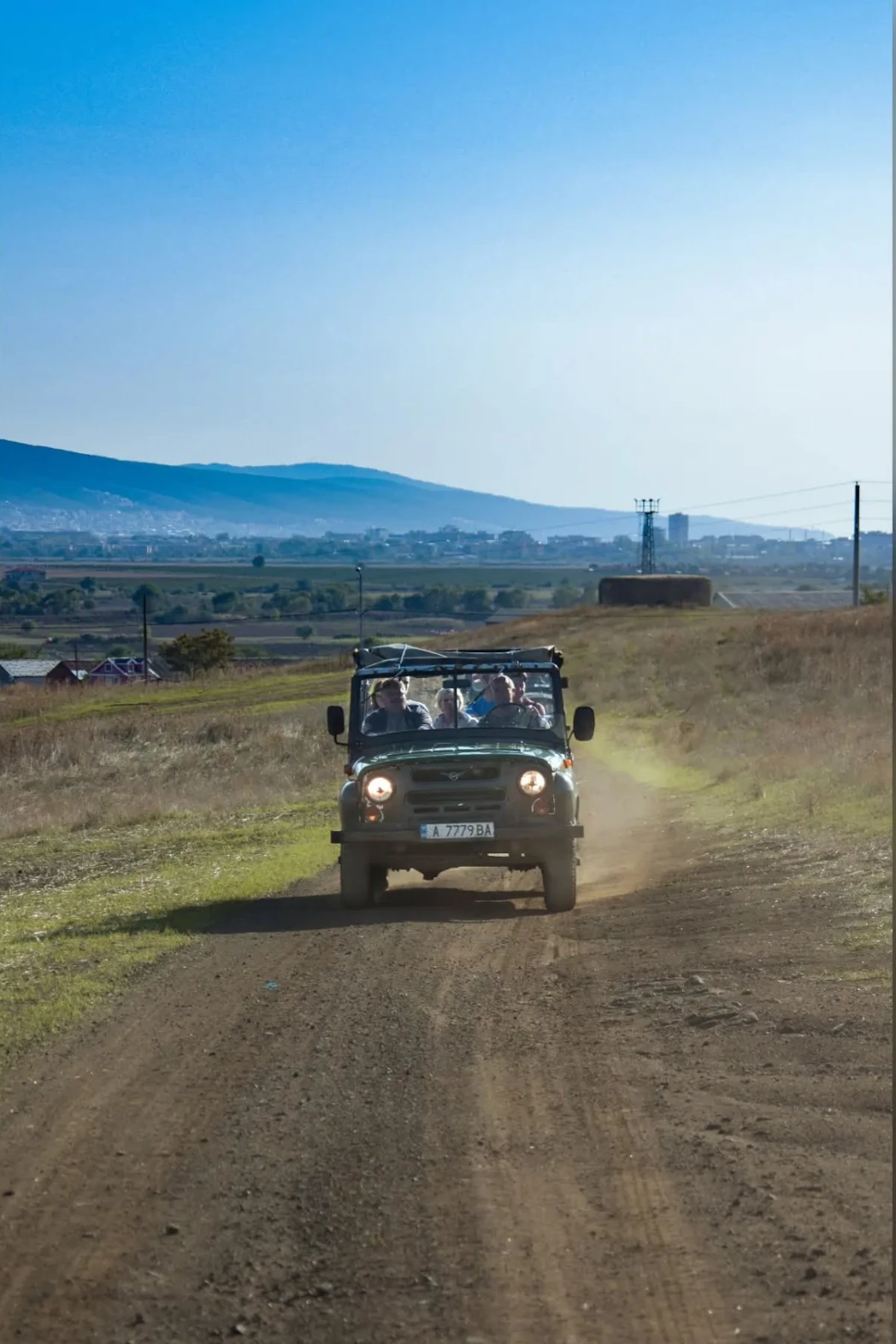 Uaz jadący przez górski krajobraz