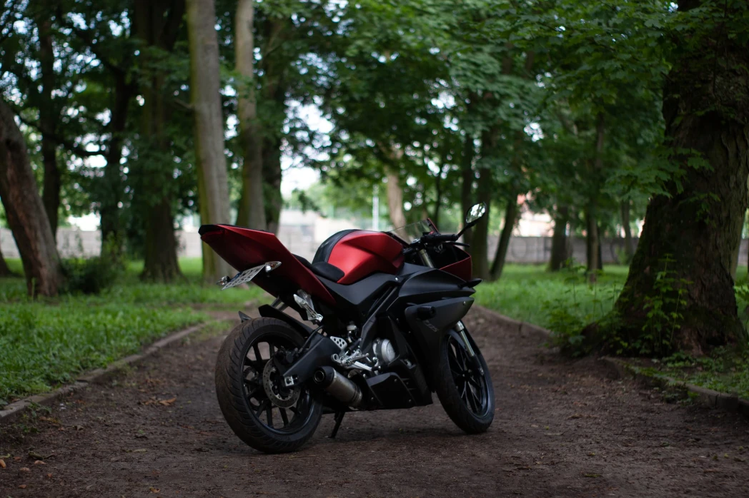 Motocykl marki Yamaha stojący w parku